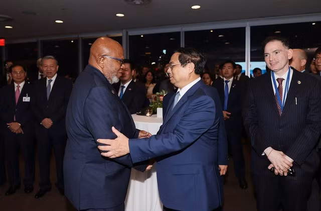 越南政府总理范明正和第78届联合国大会主席丹尼斯·弗朗西斯。（图片来源：VGP）