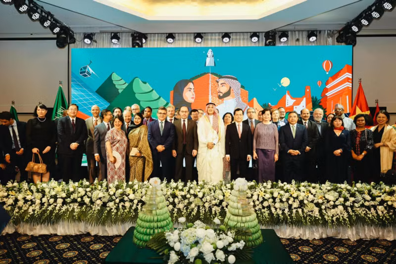 与会代表合影。（图片来源：沙特阿拉伯王国驻越南大使馆）
