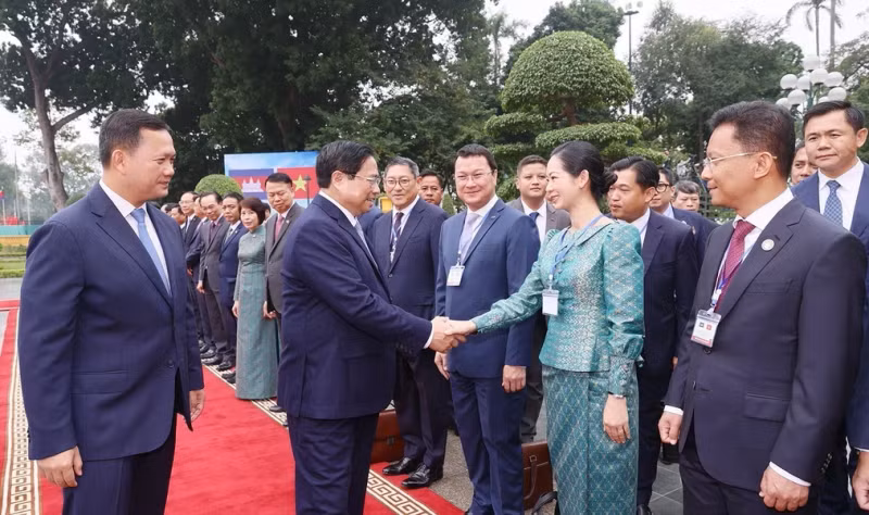 洪玛奈首相向范明正总理介绍柬埔寨代表团成员。（图片来源：越通社）