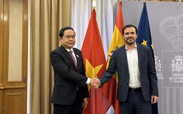 越南国会常务副主席陈青敏会见西班牙消费者事务大臣阿尔贝托·加尔松。（图片来源：越通社）