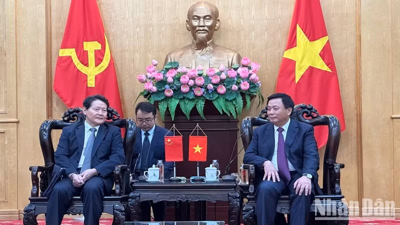 胡志明国家政治学院院长、中央理论委员会主席阮春胜（右）会见中国全国党建研究会会长李智勇。