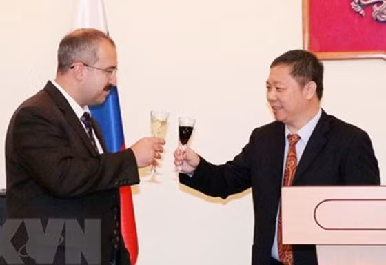 胡志明市人民委员会副主席杨英德和俄罗斯联邦驻胡志明市总领事蒂姆尔·萨迪科夫。（图片来源：胡志明市人委会）