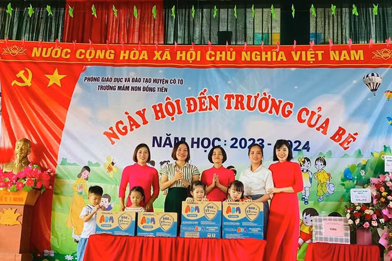 姑苏县同进幼儿园师生在新学年开学之日高兴地接受“越南长高”牛奶基金会的牛奶。