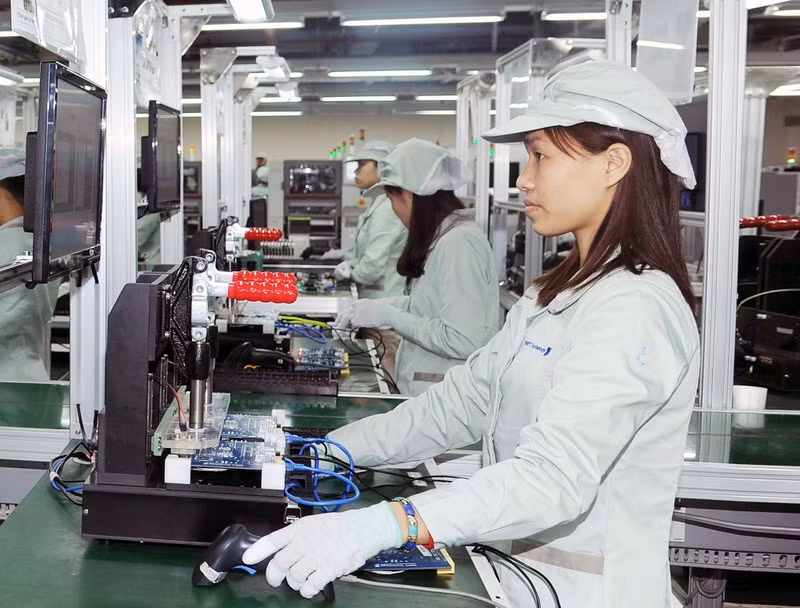 坐落在和乐高科技园区的越南邮政电信工业科技股份公司制造电路板。（安庆 摄）