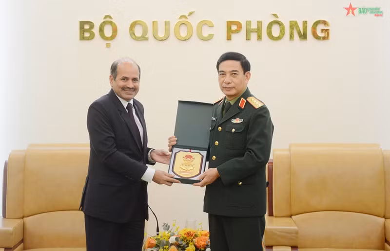 越南国防部长潘文江大将会见印度驻越南特命全权大使桑迪普.艾莉亚。