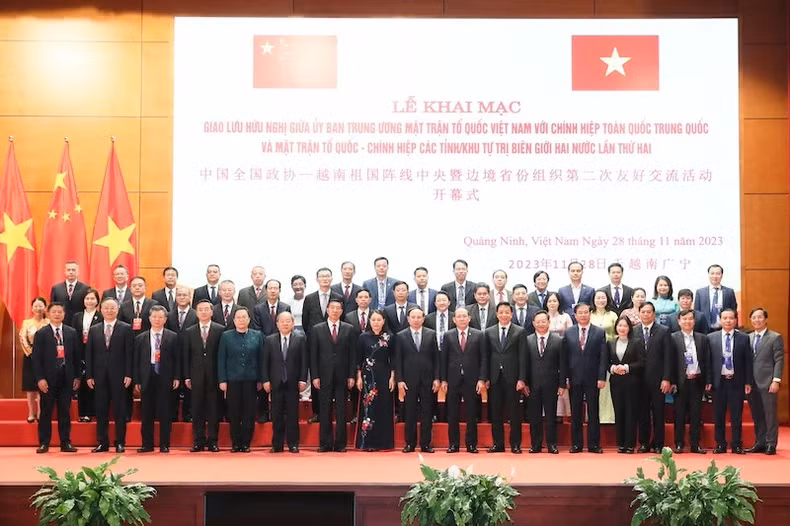 双方代表合影。