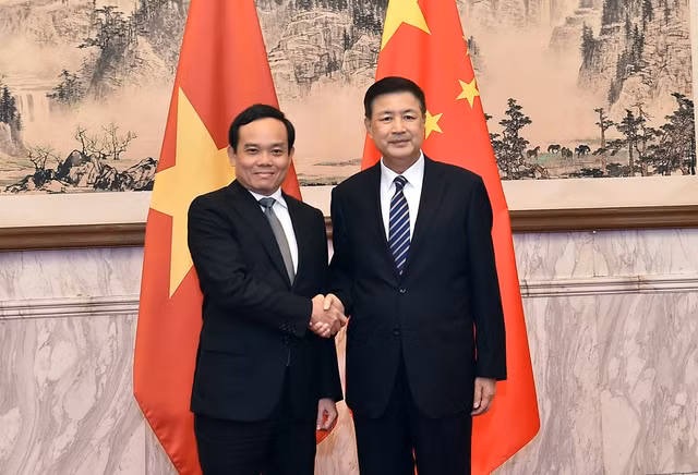 越南政府副总理、国家防治艾滋病和打击毒品、卖淫委员会主任陈流光会见中国公安部部长、国家禁毒委员会主任王小洪。（图片来源：VGP）