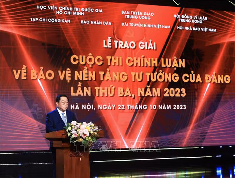 越共中央书记处书记、中央宣教部部长阮重义在颁奖仪式上代表比赛指导委员会发起第四届维护党的思想基础征文比赛。（图片来源：越通社）