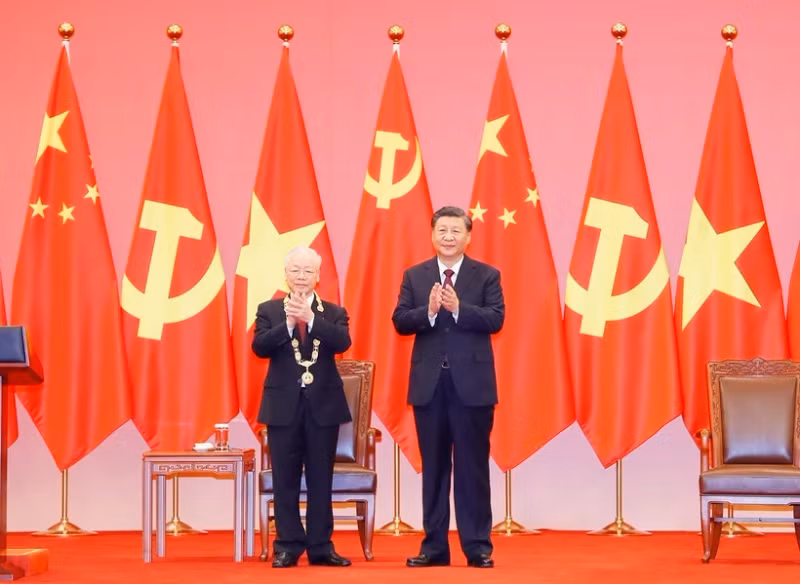 2022年10月31日，越共中央总书记阮富仲和中共中央总书记、中国国家主席习近平在人民大会堂合影。（图片来源：越通社）