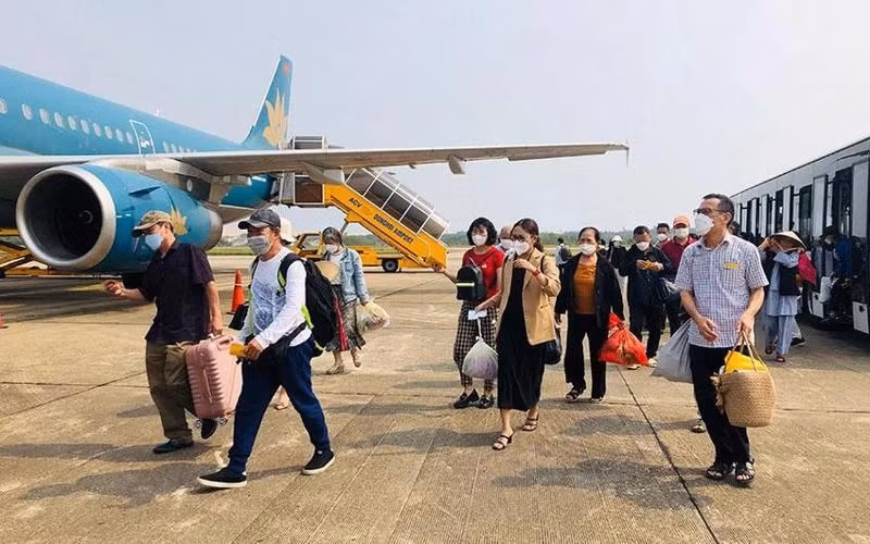 乘客上飞机。