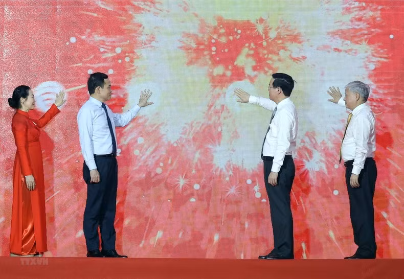 武文赏主席同与会代表共同启动了2023年全国人道主义月和“好人好事，携手共建博爱社区”运动。（图片来源：越通社）