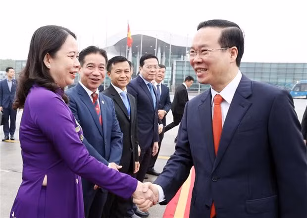 越南国家主席武文赏启程访老的欢送仪式在内排国际机场举行。