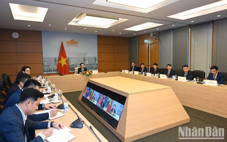 越南国会主席王廷惠与中国全国人大常委会委员长赵乐际举行视频会谈。