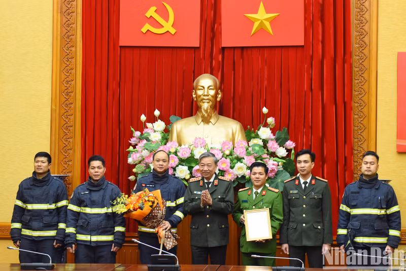越共中央政治局委员、公安部长苏林大将向赴土耳其实施国际救援任务的救援队颁发决定书。 越共中央政治局委员、公安部长苏林大将向赴土耳其实施国际救援任务的救援队颁发决定书。
