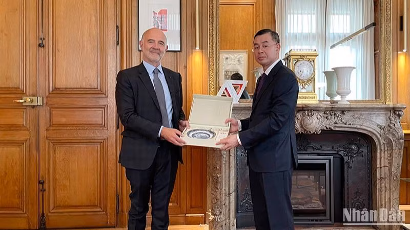 越南国家审计署审计长吴文俊与法国审计院院长皮埃尔·莫斯科维奇。
