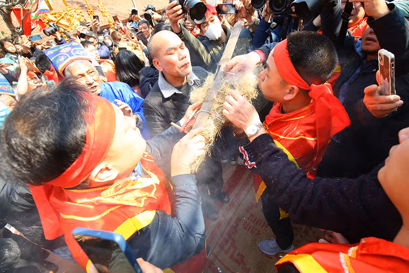 要反复多次摩擦直至冒烟就赶紧吹气起火，这个时候，氏禁村村亭烟火弥漫，鼓声响亮，村民大声欢呼。