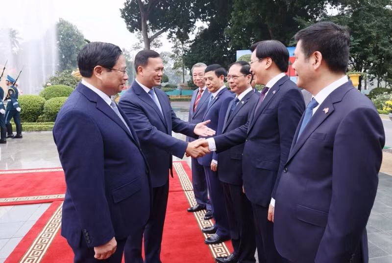 范明正总理向洪玛奈首相介绍越方代表团成员。（图片来源：越通社）