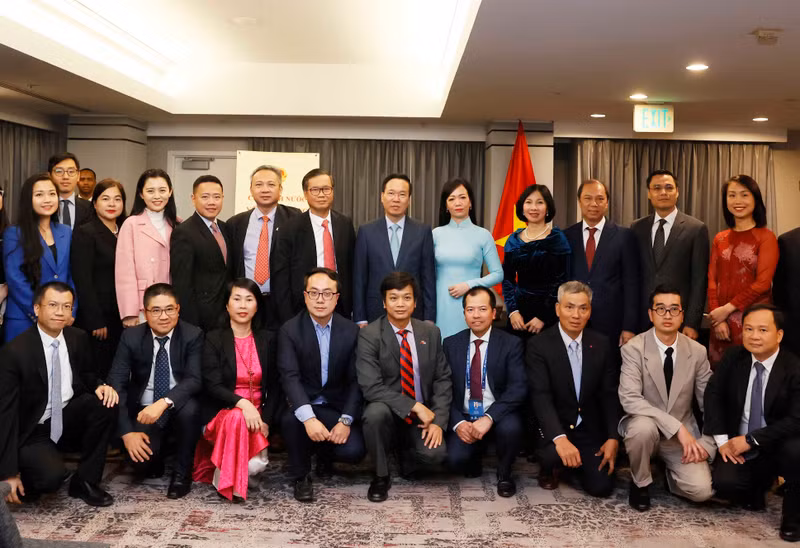 武文赏主席和夫人与越南驻美代表机构领导和工作人员合影。（图片来源：越通社）