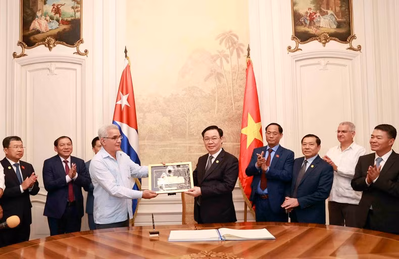 国会主席王廷惠向菲德尔·卡斯特罗中心代表赠送纪念品。
