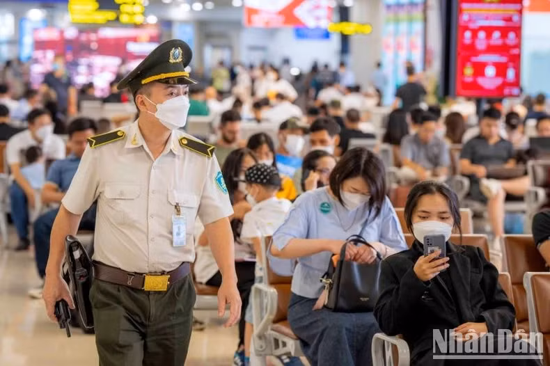 河内市内排国际机场候机室的乘客。