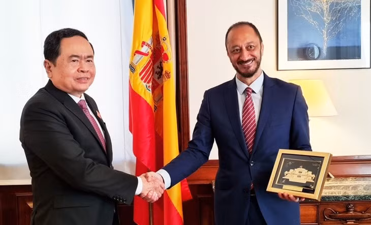 越南国会常务副主席陈青敏与西班牙众议院副议长阿方索·罗德里格斯。（图片来源：VOV）