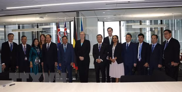 河内市代表团与新南威尔士州政府代表团合影。（图片来源：越通社）