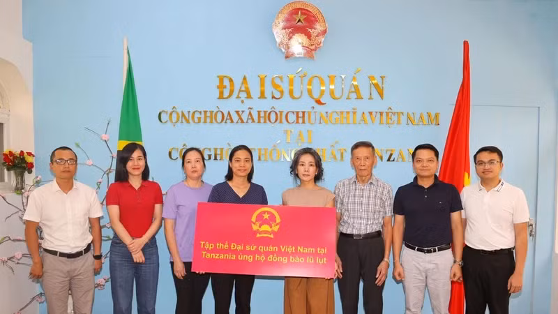 越南驻坦桑尼亚大使馆干部人员集体支持灾民。
