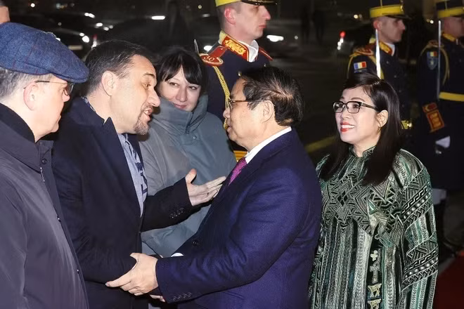罗马尼亚官员来到机场送行范明正总理与夫人一行。（图片来源：越通社）