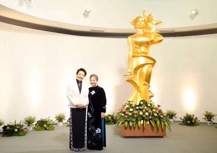 彭丽媛教授同吴氏敏女士在越南妇女博物馆合影。（图片来源：越通社）