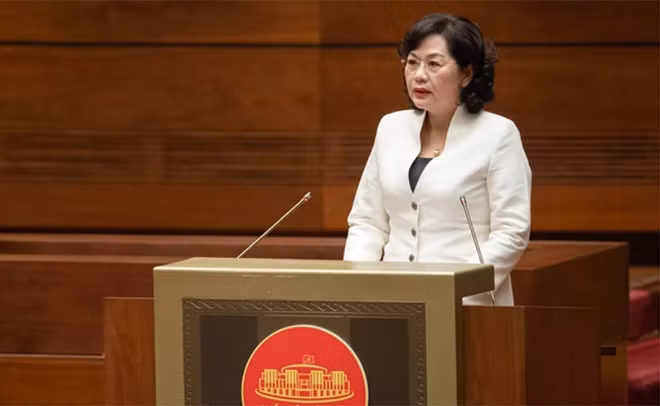 越南国家银行行长阮氏红女士在会议上发表讲话。（图片来源：VTV）