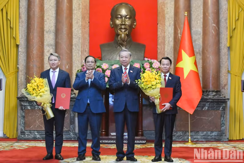 越共中央总书记、国家主席苏林向自然资源与环境部部长杜德维，司法部部长阮海宁授予任命决定书。政府总理范明正赠送鲜花，表示祝贺。