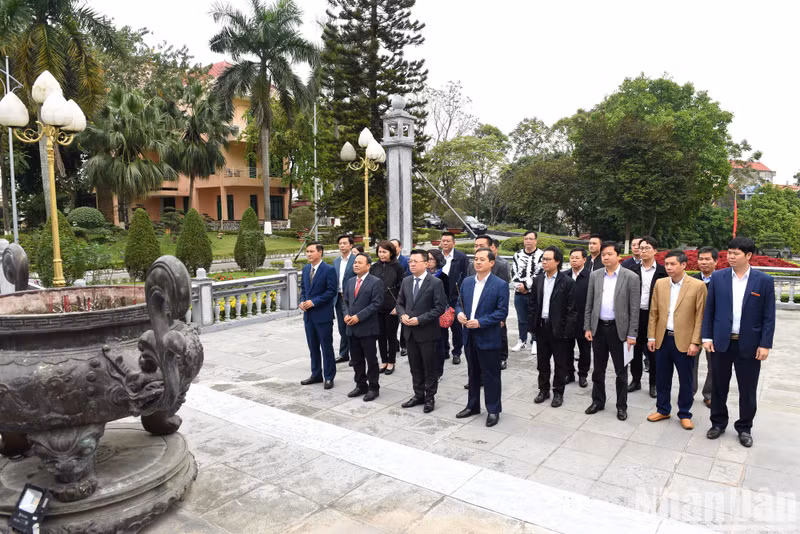 此前，由黎国明同志率领的《人民报》社工作代表团已前往太原省省委传统室敬香缅怀胡志明主席。