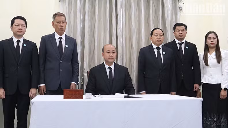 柬埔寨副首相、柬埔寨祖国团结发展阵线秘书长洪玛尼吊唁原国家主席陈德良同志逝世。