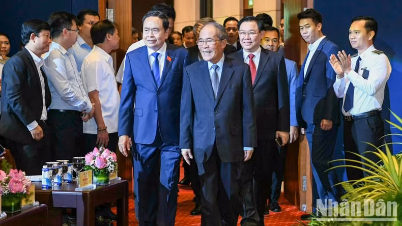 越南国会主席陈青敏以及党和国家领导人、前领导人出席仪式。
