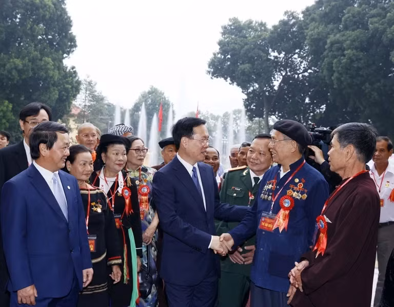 越南国家主席武文赏会见少数民族乡贤代表。（图片来源：越通社）