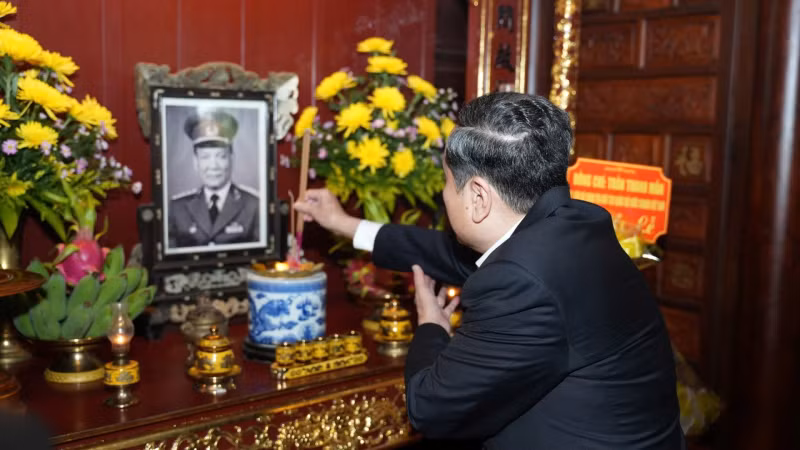 越南国会主席陈青敏敬香缅怀黎德英大将。 越南国会主席陈青敏敬香缅怀黎德英大将。