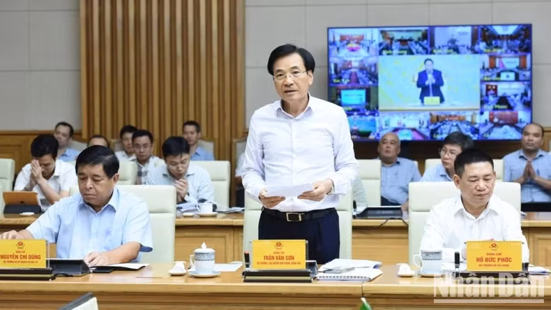 越南政府办公厅主任陈文山发表讲话。