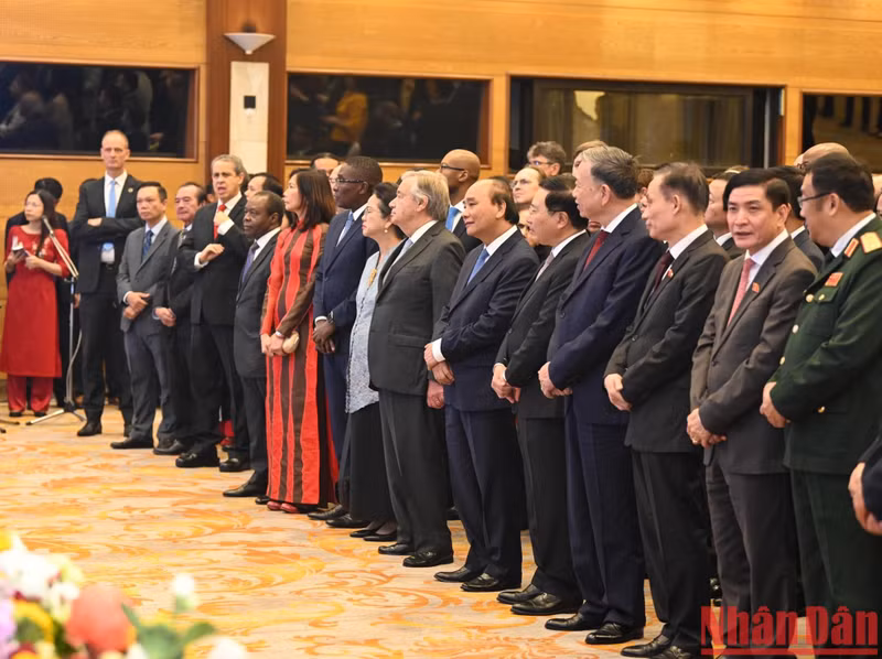 越南国家主席阮春福、联合国秘书长安东尼奥·古特雷斯和各位代表出席纪念典礼。