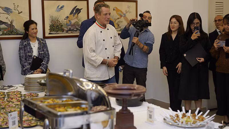 意大利厨师在开幕式上介绍该国美食。