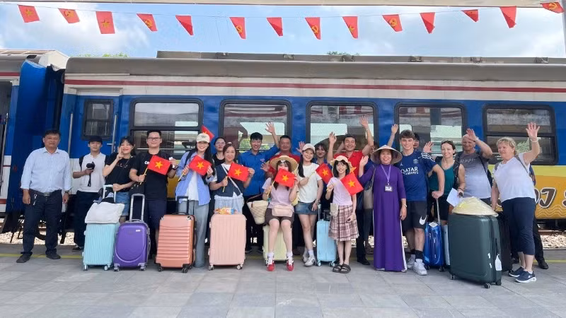 众多人选择乘坐火车前往旅游目的地。