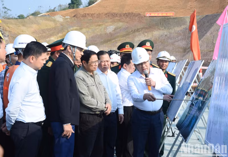 范明正总理听取关于和平水电站扩建项目的信息和图片。