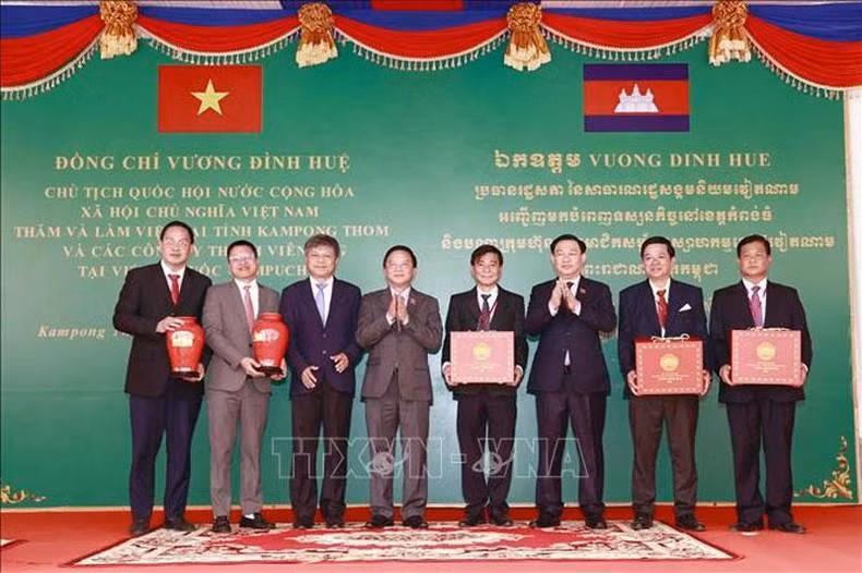 国会主席王廷惠向各位代表赠送纪念品。