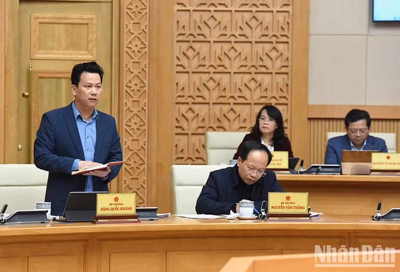 自然资源与环境部部长邓国庆发表讲话。