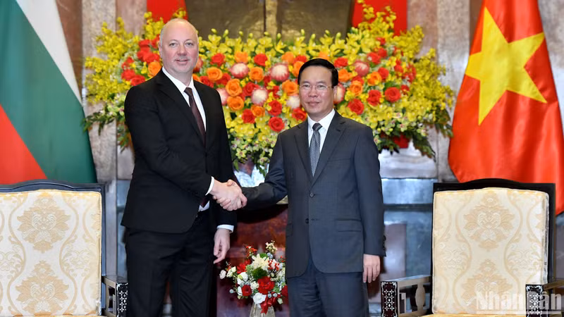越南国家主席武文赏和保加利亚国民议会议长耶利亚兹科夫。
