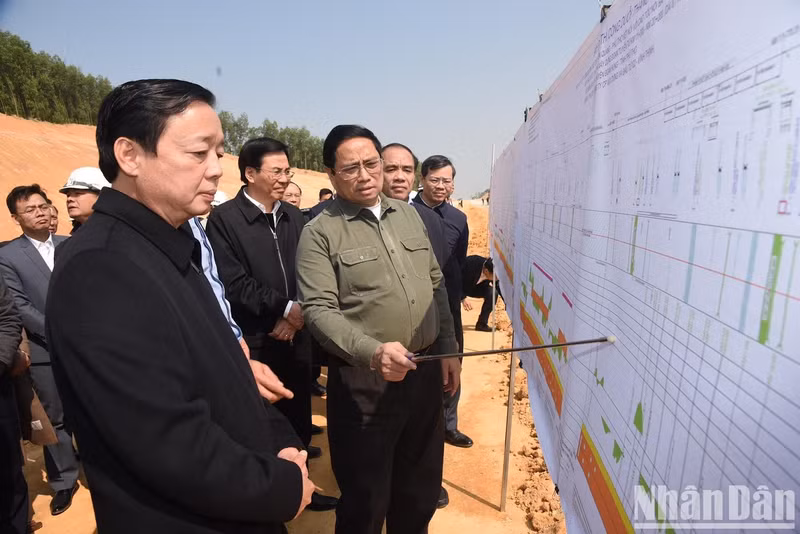 范明正总理检查宣光—富寿高速公路建设投资项目。