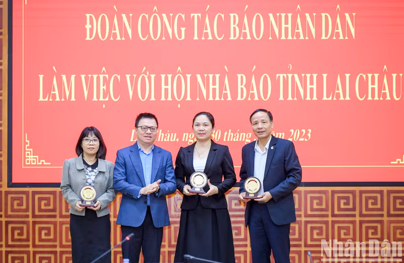 《人民报》社工作组与莱州省省委举行工作会议【组图】 ảnh 14 《人民报》社工作组与莱州省省委举行工作会议【组图】 ảnh 14