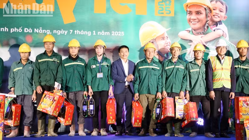 组委会向在工厂工作的工人们赠送礼物。