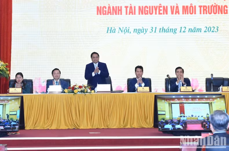 范明正总理在会议上发表讲话。