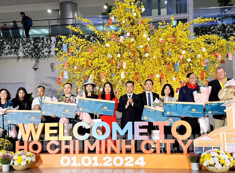胡志明市迎来2024年首个入境外国游客团。（图片来源：hcmcpv.org.vn）