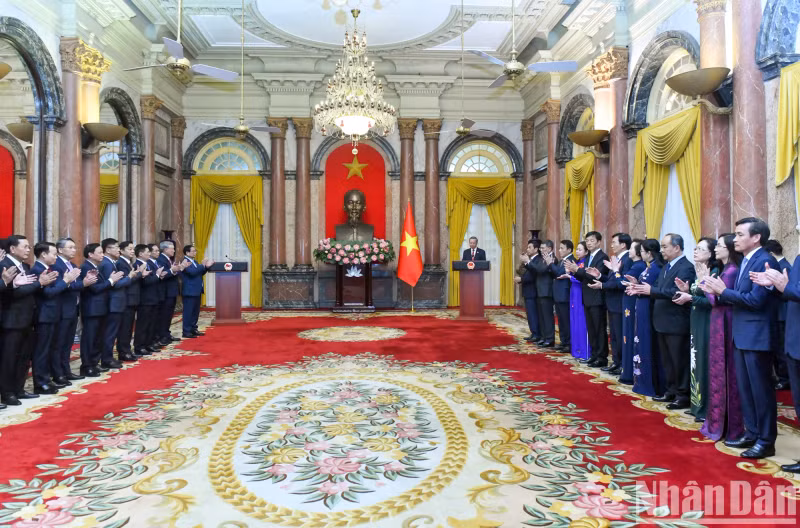 国家主席关于任命2021-2026年任期副总理、自然资源与环境部长、司法部长的决定书公布和颁发仪式场景。